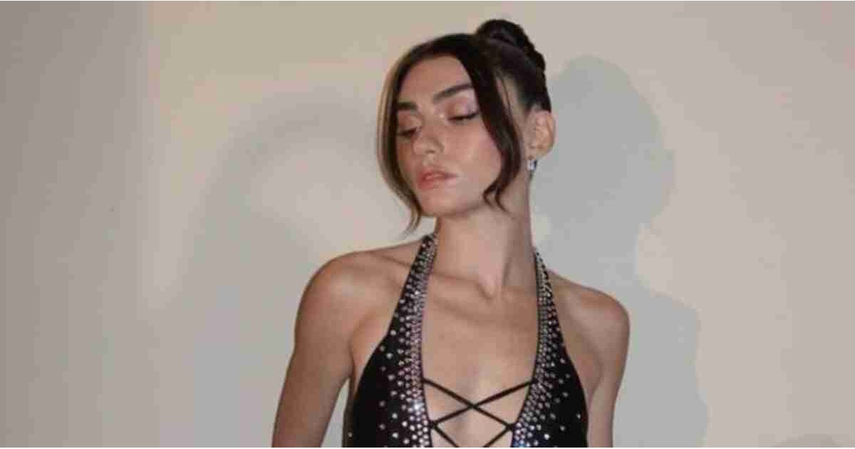 Gören Dua Lipa sandı! Hazar Ergüçlü’nün göbeğine kadar inen derin göğüs dekoltesi olay oldu! 