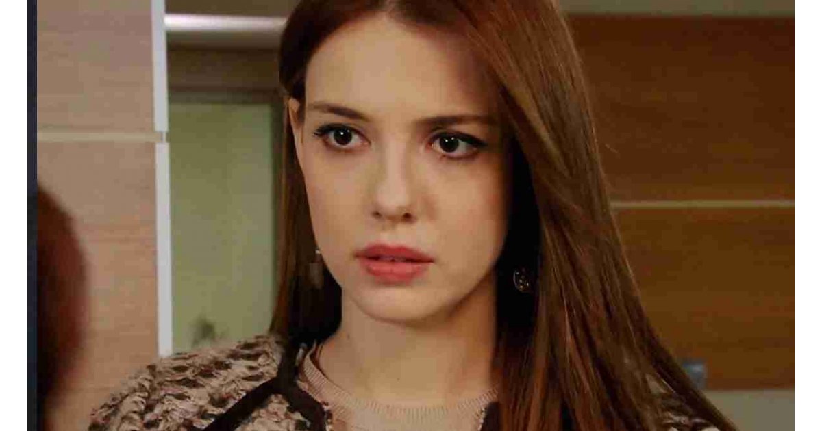 Yeni boşanan Selen Soyder göğüs dekoltesiyle olay oldu 