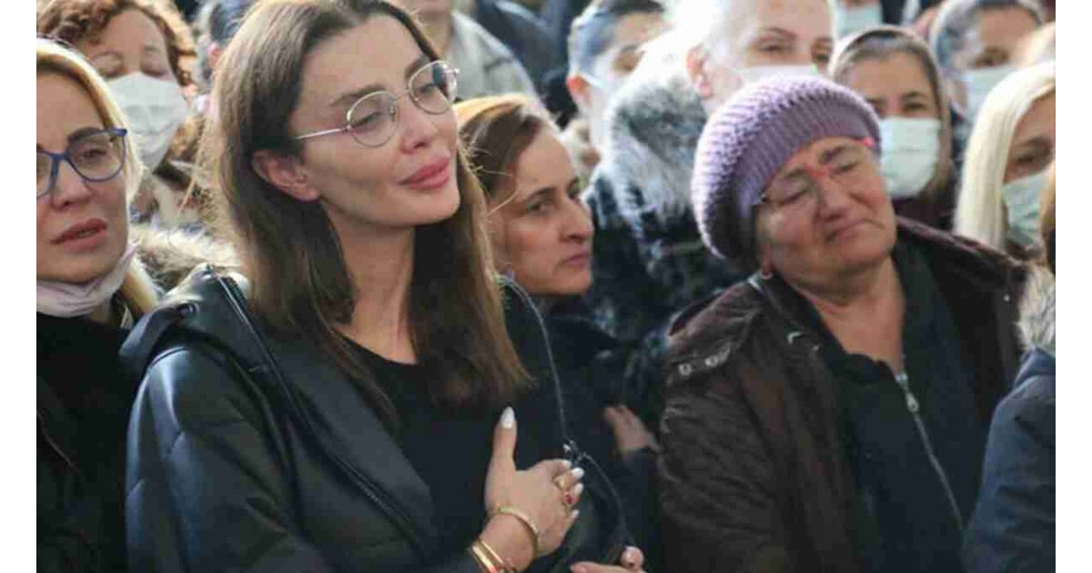 Özge Ulusoy babasının cenazesine makyajlı gittiği iddiasına isyan etti: Vicdansızlar 
