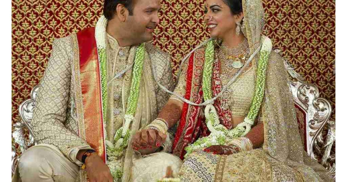 Dünyanın en pahalı düğünün de Rihanna'nın sahne kostümü milletin diline düştü