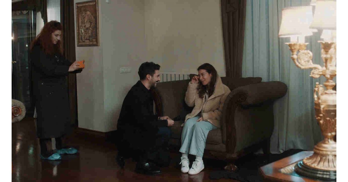 Ünlü oyuncu evleniyor! ‘Ben Bu Cihana Sığmazam’ın setinde sürpriz evlilik teklifi 