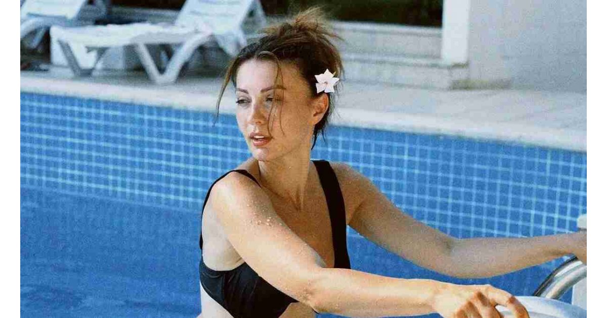 Burcu Özberk’ten siyah bikinisi ile havuz pozları geldi! Güzelliğiyle baş döndüren Burcu Özberk sosyal medyayı salladı... 