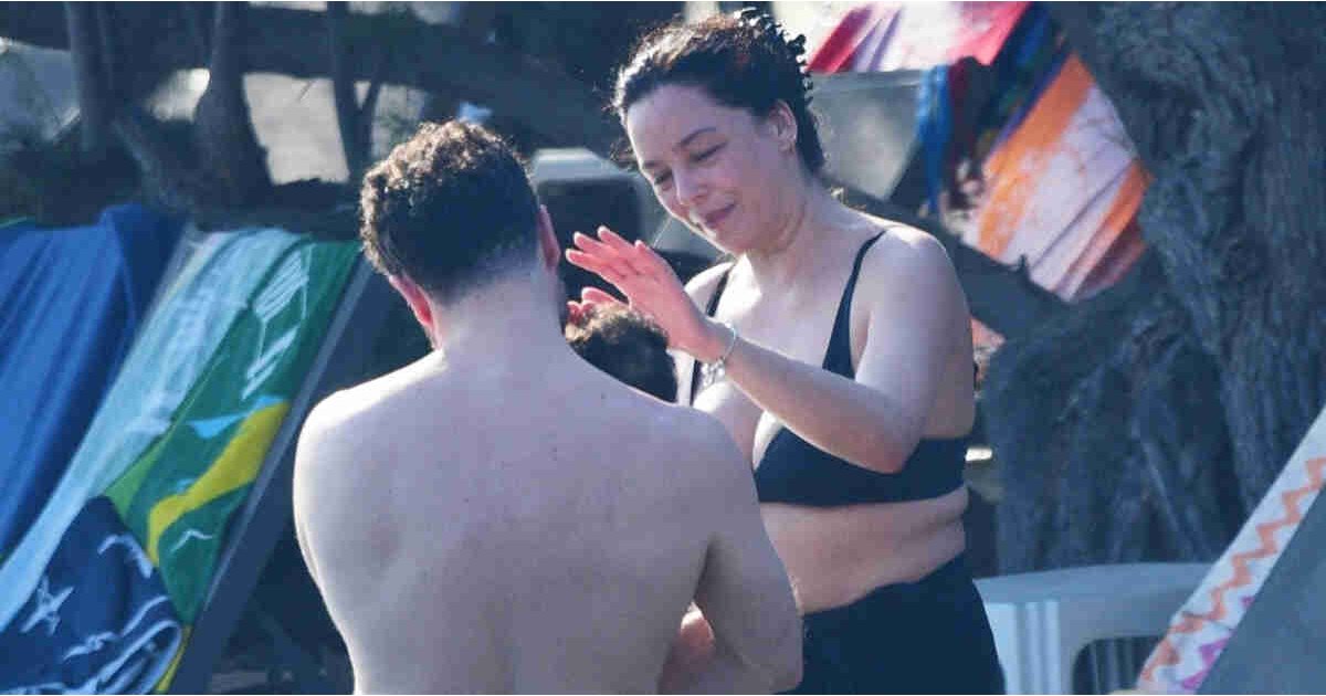 Azra Akın, ailesiyle tatil sezonun Bodrum'da açtı 