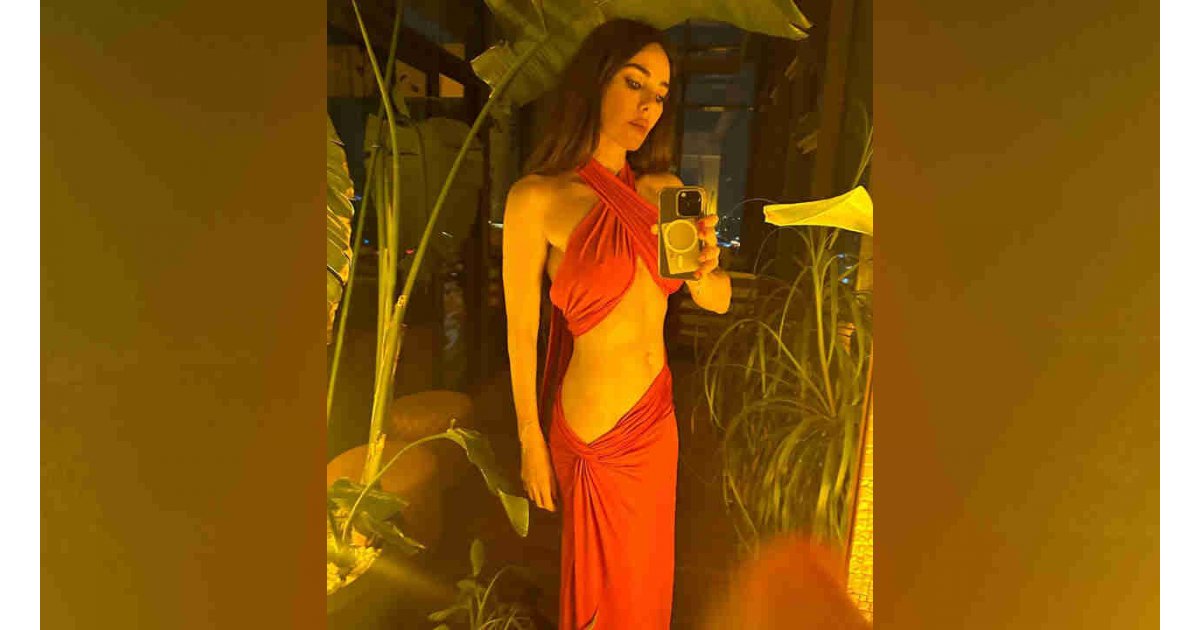 Defne Samyeli kırmızı elbisesiyle dikkat çekti 