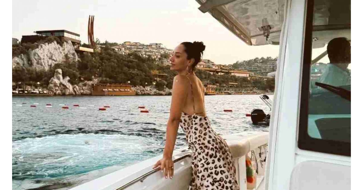 Kızılcık Şerbeti’nin Görkem’i Özge Özacar iskelede sevgilisini öpmeye doyamadı! Ateş bacayı sarmış 