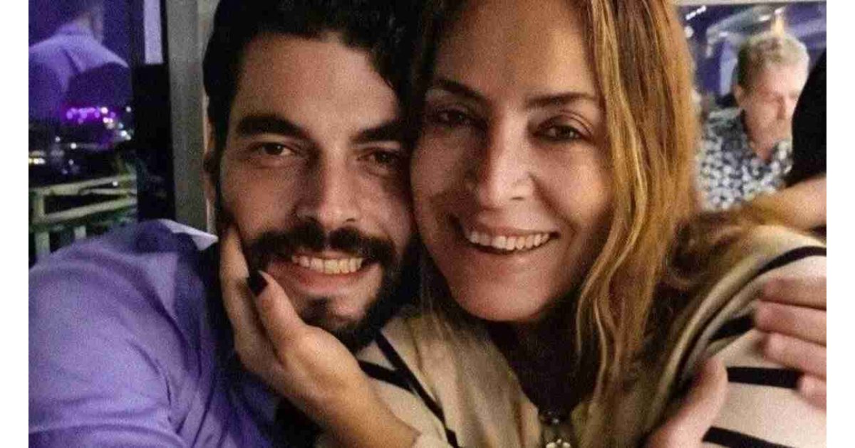 Akın Akınözü annesi Özlem Akınözü’nün cenazesinde gözyaşlarına boğuldu! Akın Akınözü tabutun başından bir an olsun ayrılmadı… 