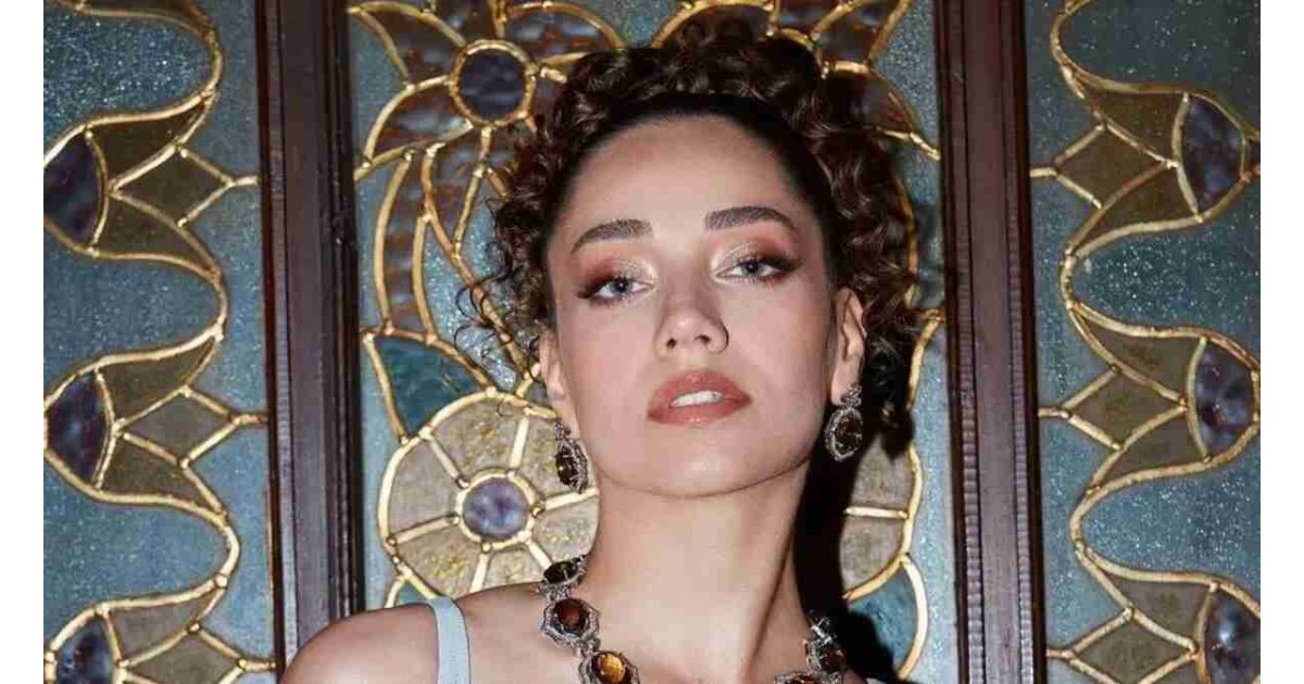 Ünlü oyuncu Özge Özacar gönlünü iş insanı Oğuz Özmen'e kaptırdı! Sevgilisini öpücüklere boğdu 