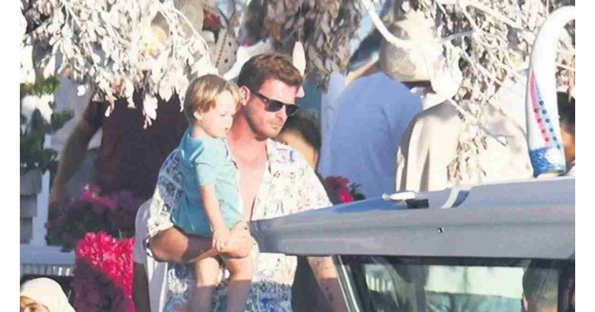 Yeni teknede tatil keyfi! Kıvanç Tatlıtuğ eşi Başak Dizer mini teknede dostlarını ağırladı!