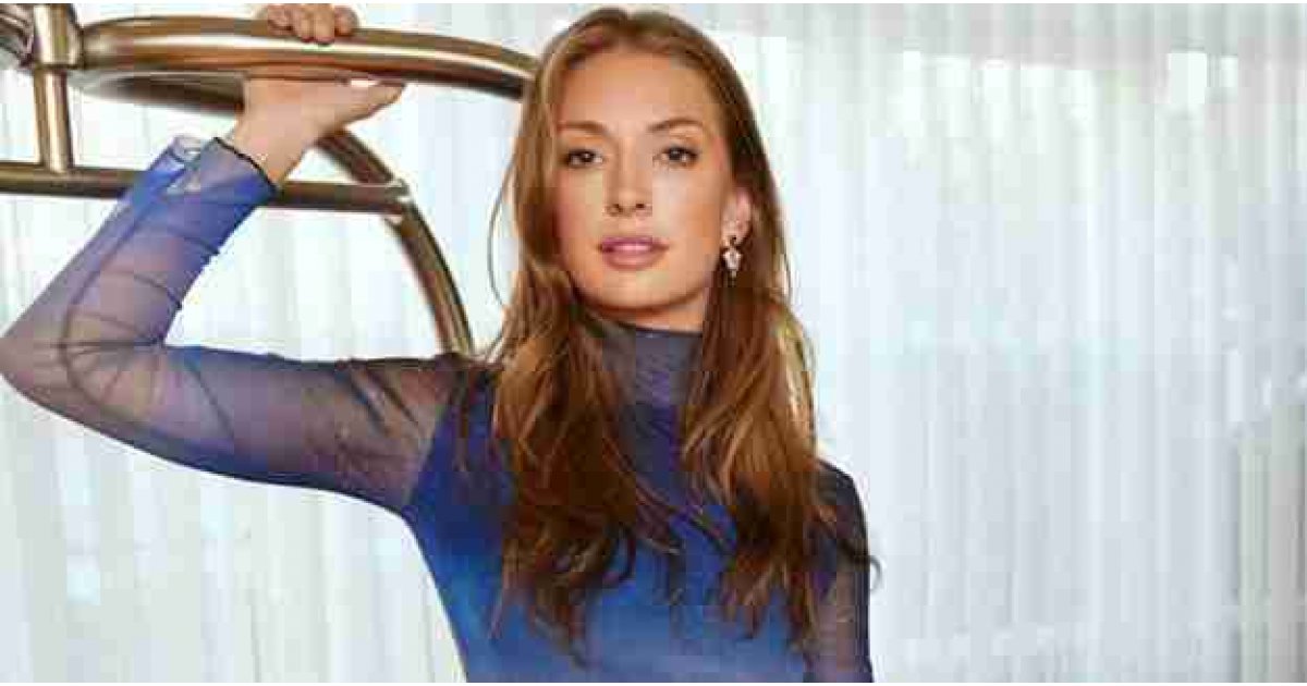 Yasemin Kay Allen’den bikinili yatak pozu