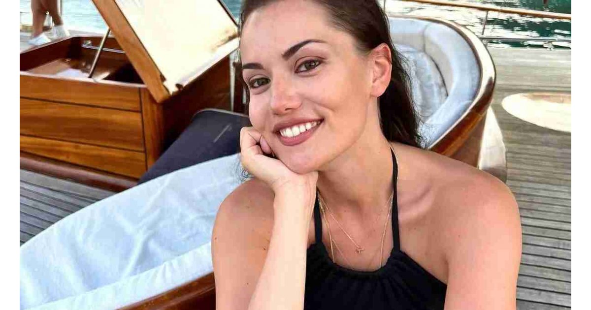 2 çocuk annesi Fahriye Evcen yaptı yapacağını...Beyaz mayokinisini çekti, ıslak saçlarıyla böyle poz verdi