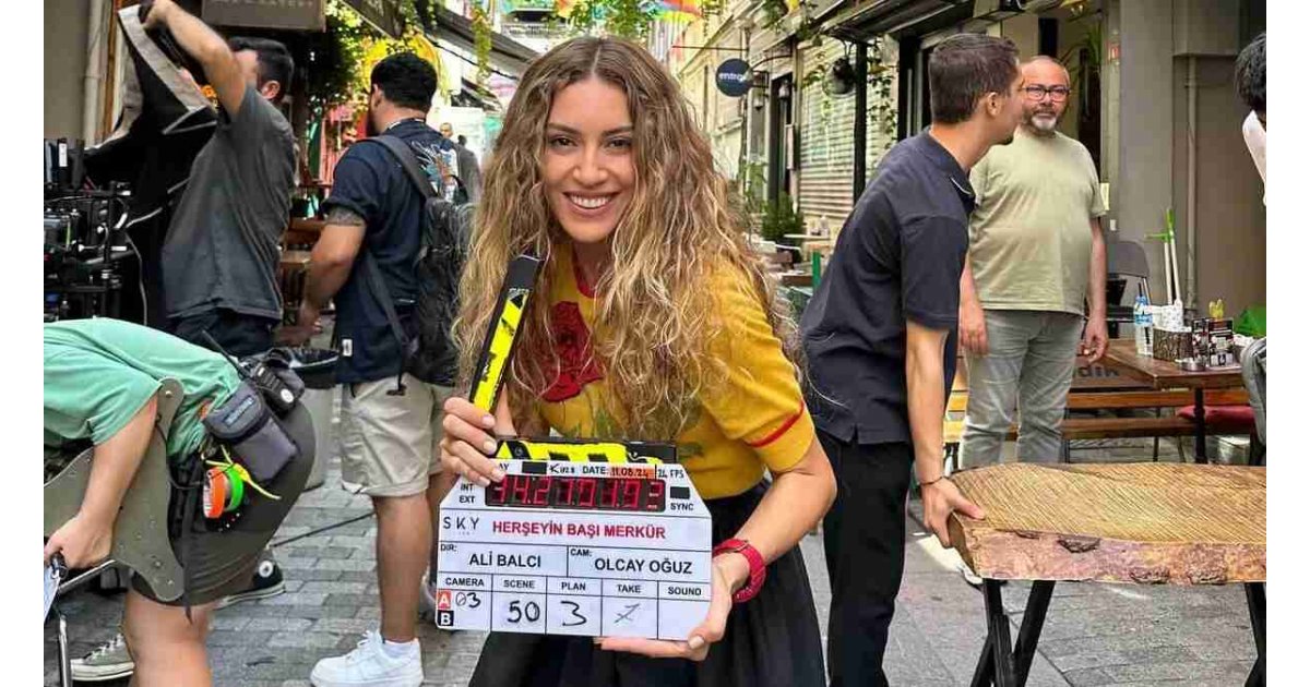 Sinem Kobal hayranlarına müjdeyi böyle verdi! Setlere geri dönen Sinem Kobal mutluluktan havalara uçtu!