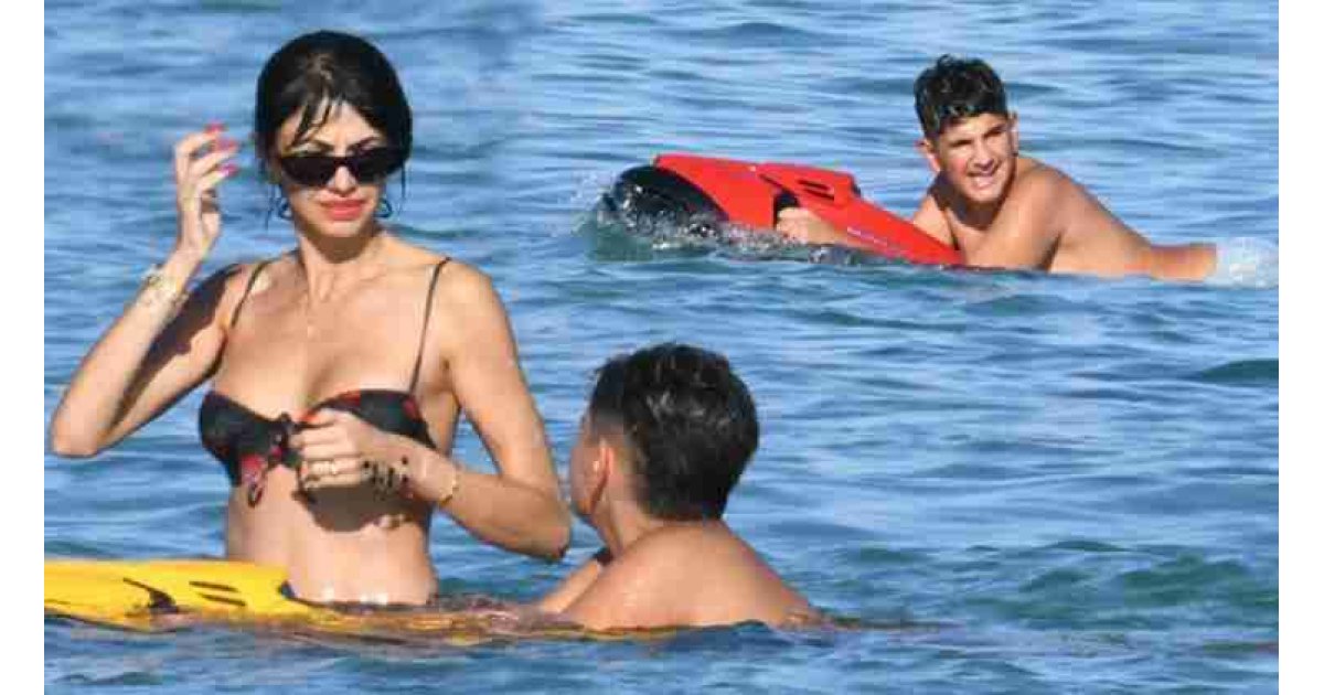 Nihan Akkuş oğluyla Çeşme'de