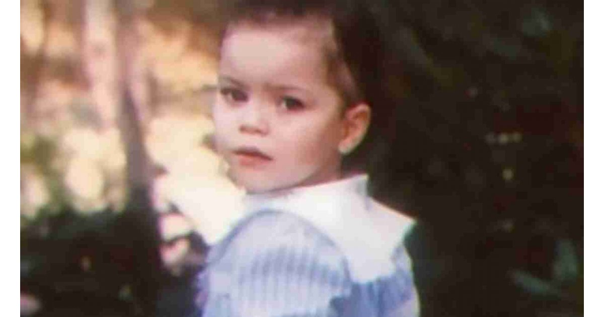 Mavi elbiseli bu küçük kız çocuğunu tanıdınız mı? Şimdilerde çok ünlü bir oyuncu…