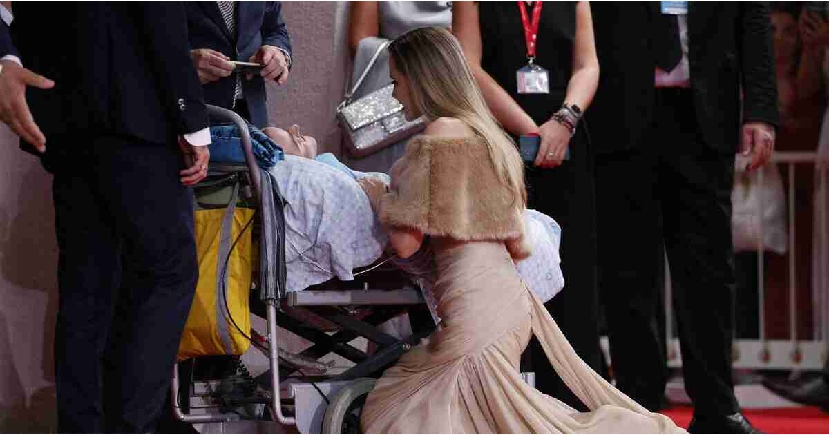 Angelina Jolie Venedik'te kemik hastası hayranıyla diz çökerek tanıştı