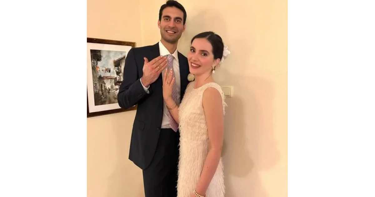 Almila Ada nişanlandı.