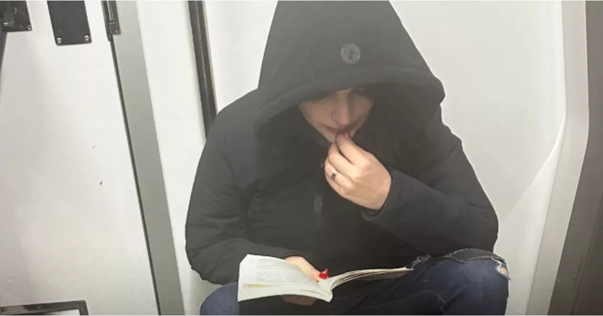 Gonca Vuslateri metroda yere oturdu