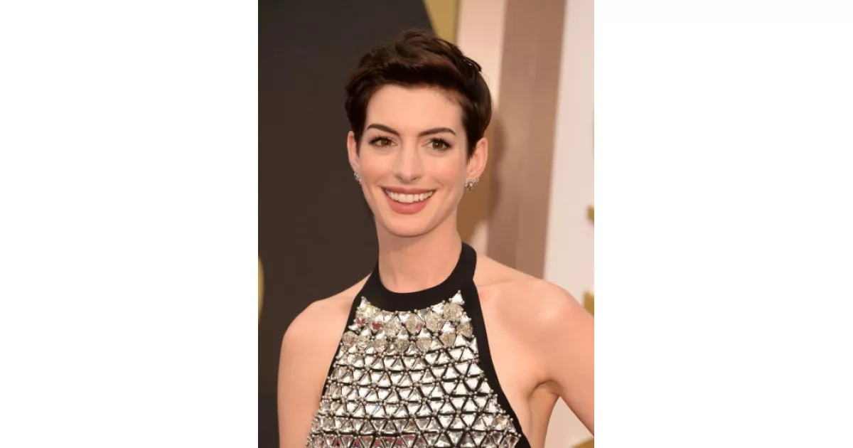 Anne Hathaway, doğal makyaj, sıcak kestane saçlar, minimal göz kalemi, porselen ten ve dolgun dudaklarıyla tanınır. Gülümsemesi güzelliğinin imzasıdır.