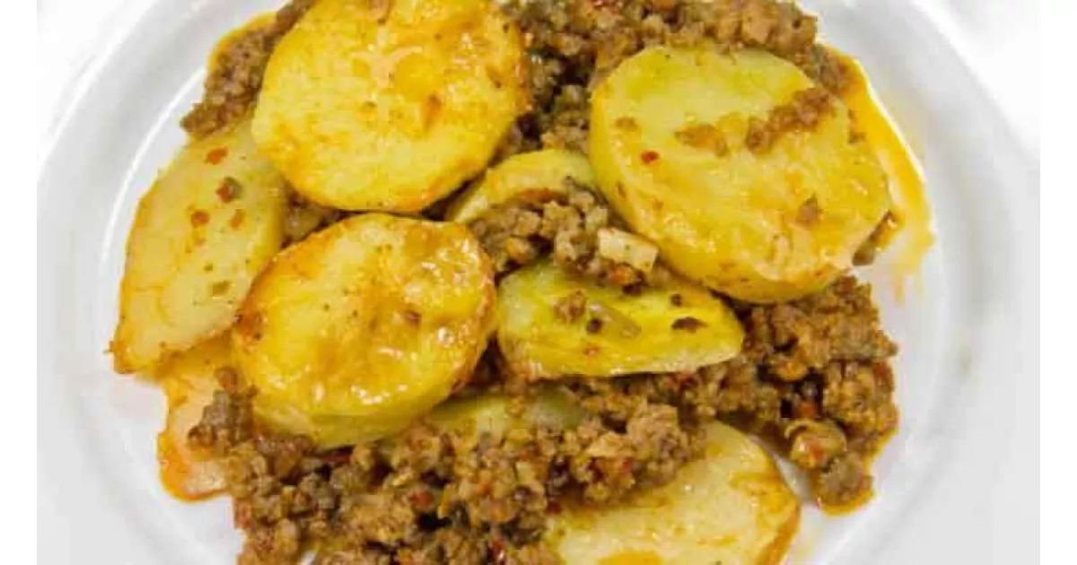 Kıymalı patates için rende patates, kıyma, soğan; suyunu çekene kadar pişir, afiyetle ye!