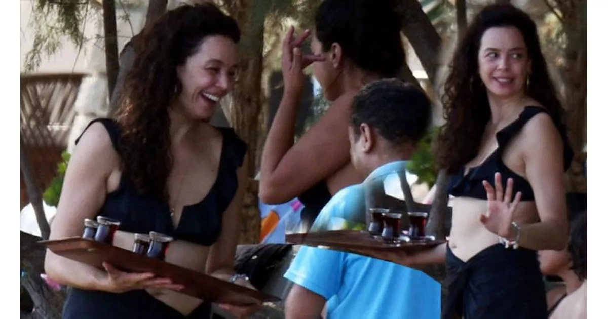 Çaylar dünya güzeli Azra Akın'dan, neşeli anlarla dolu plaj keyfi!