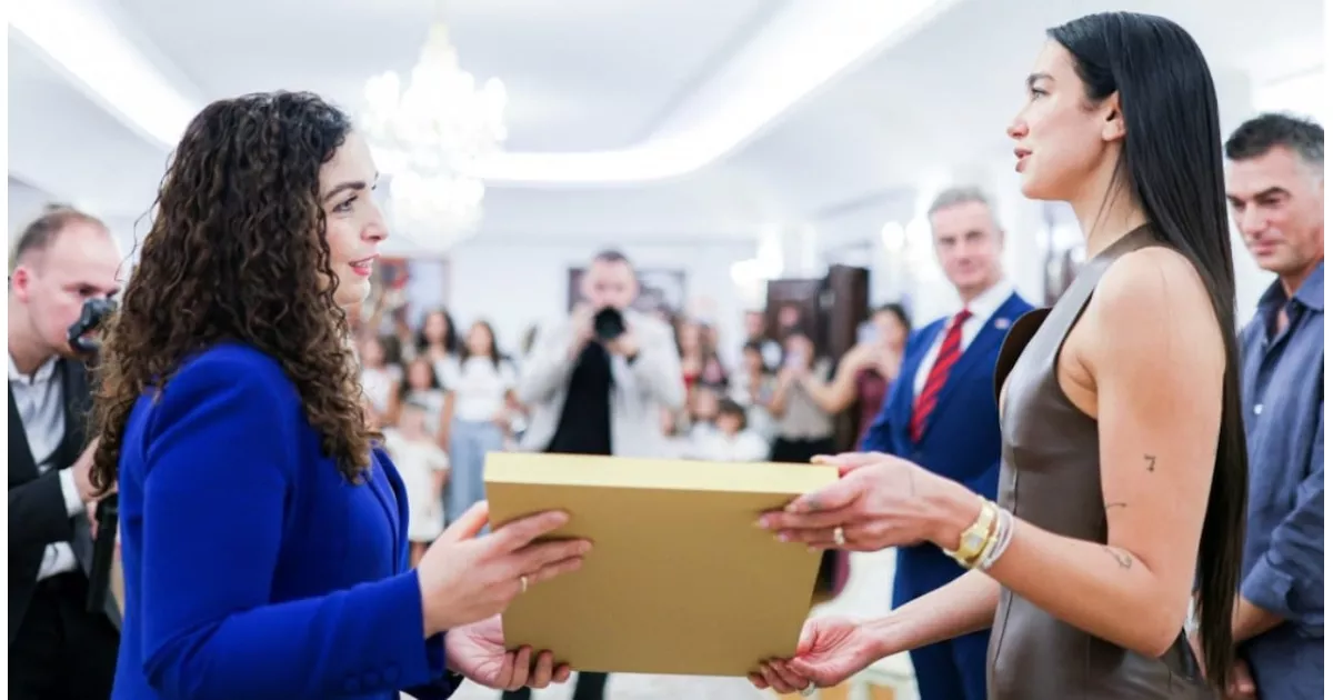 Dua Lipa, Kosova Cumhuriyeti vatandaşlığı aldı ve bu durumdan büyük mutluluk duydu. Vatandaşlık belgesini Kosova Cumhurbaşkanı verdi. Daha önce Arnavutluk vatandaşıydı.