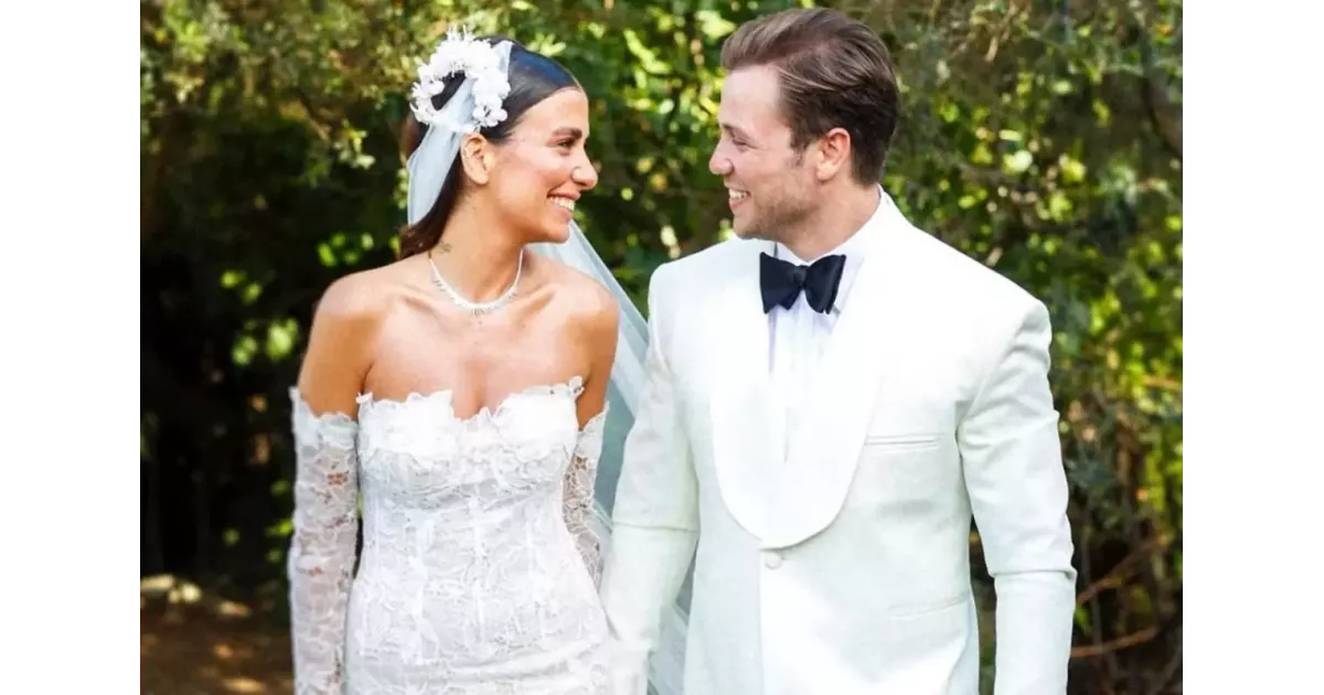 Tolga Sarıtaş ve eşi, doğuma günler kala Çeşme’de tatil yapıyor.