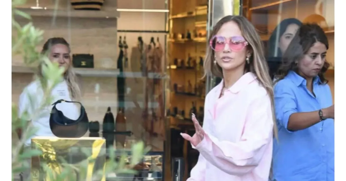 Jennifer Lopez, İstanbul konseri öncesi İstinye'de alışveriş turu yaptı. Keyifli anlar yaşandı.