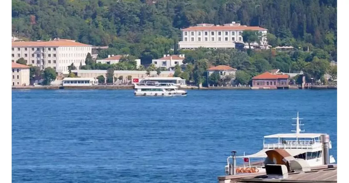 Ünlü şarkıcı tüm zorluklara rağmen Boğaz manzaralı evde yaşamayı tercih ediyor.