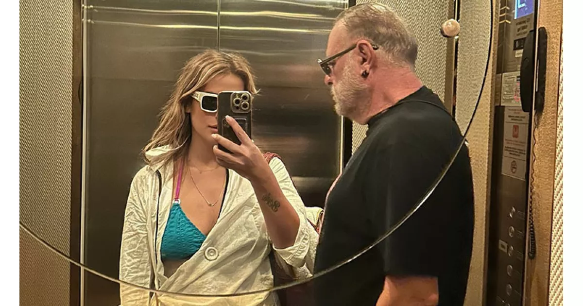 Burak Sergen, 26 yaş küçük eşi Gizem Şağban ile asansörde çektiği selfieyle sosyal medyada dikkat çekti. Yaş farkı mutluluklarına engel olmadı.