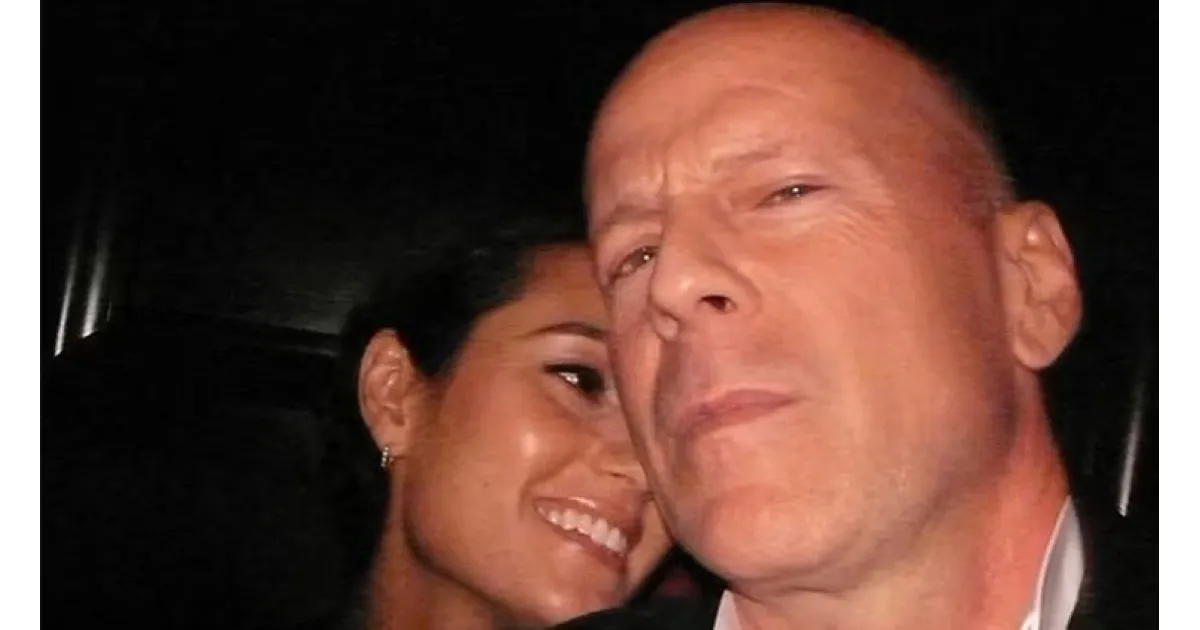 Hasta kocası suskun, içi ağlıyor. Kalbi sevgisiyle ısınıyor. Aşk bazen sessizdir, kelimelere gerek yoktur.