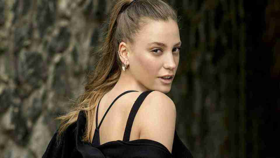 Serenay Sarıkaya Kimdir? 