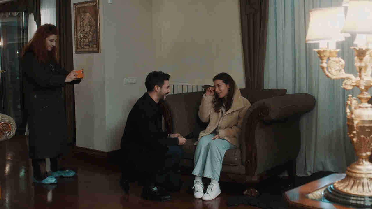 Ünlü oyuncu evleniyor! ‘Ben Bu Cihana Sığmazam’ın setinde sürpriz evlilik teklifi 