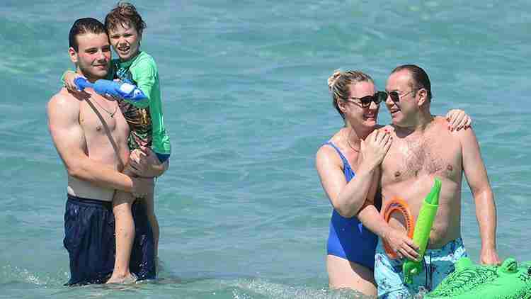 Ünlü oyuncu Şoray Uzun'un aile saadeti!