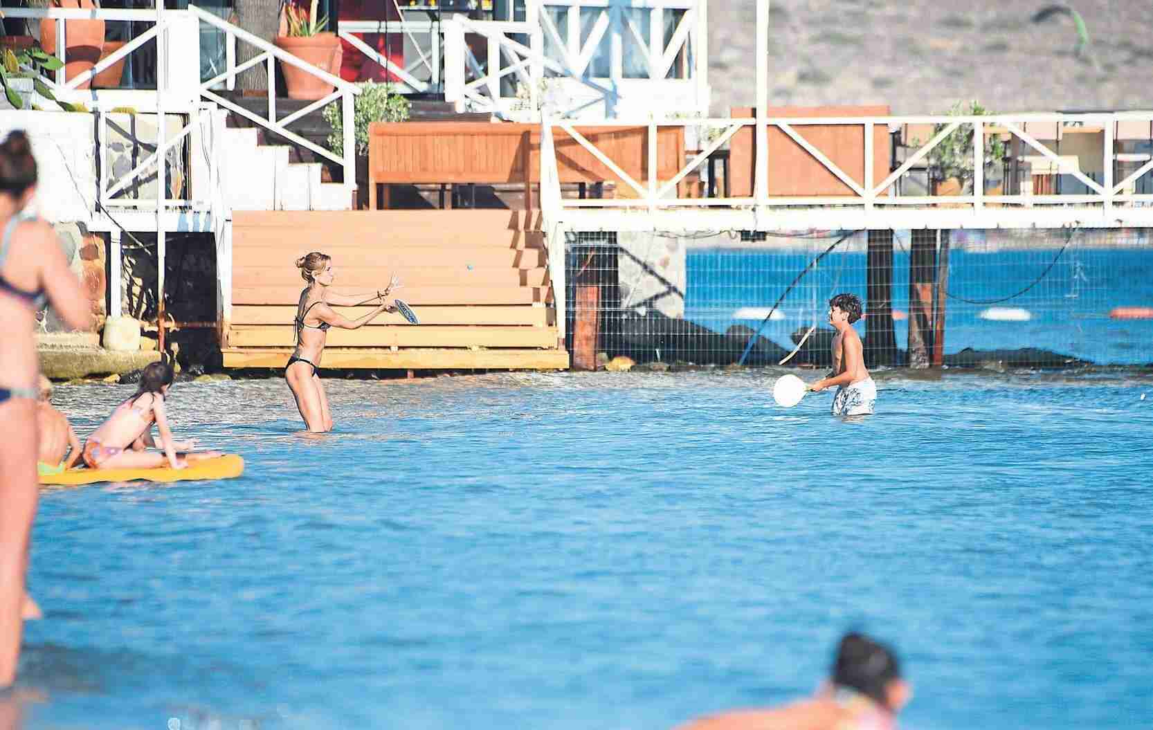 Çağla Şıkel oğullarıyla Çeşme’deydi! Denizde tenis keyfi