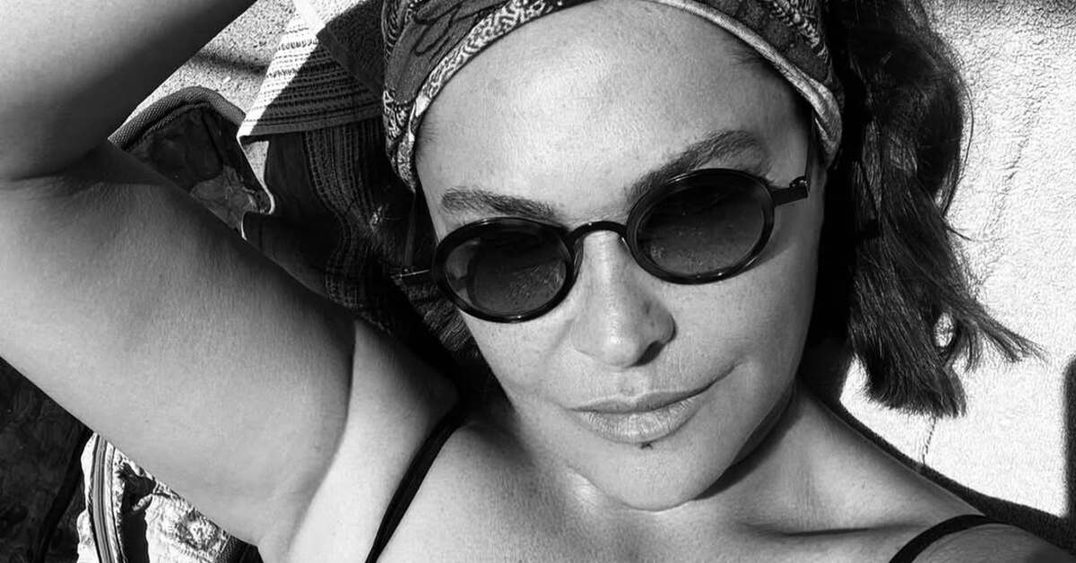 Hülya Avşar, tatil yaptığı sahilde bikinili pozunu paylaştı. 61 yaşındaki sanatçının paylaşımı büyük ilgi gördü.