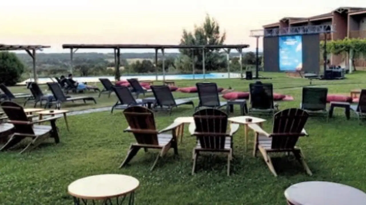 Bereketli topraklar, zengin kültürel miras ve tarımsal yaşamın temelidir. Geleneksel değerler burada yaşar.