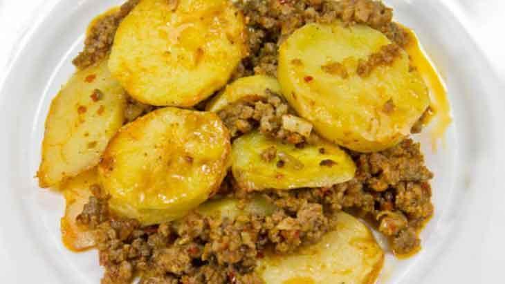 Kıymalı patates için rende patates, kıyma, soğan; suyunu çekene kadar pişir, afiyetle ye!