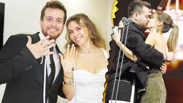 Altın Kelebek’te Alper Rende, sevgilisi Betül Çakmak’a evlenme teklif etti. Yüzükler takıldı, düğün 16 Ağustos’ta yapılacak. Çok heyecanlılar. Altın Kelebek’te Alper Rende, sevgilisi Betül Çakmak’a evlenme teklif etti. Yüzükler takıldı, düğün 16 Ağustos’ta yapılacak. Çok heyecanlılar.