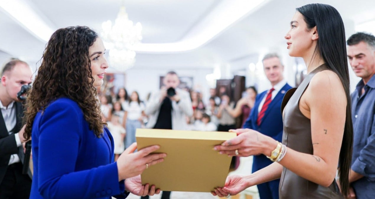 Dua Lipa, Kosova Cumhuriyeti vatandaşlığı aldı ve bu durumdan büyük mutluluk duydu. Vatandaşlık belgesini Kosova Cumhurbaşkanı verdi. Daha önce Arnavutluk vatandaşıydı.