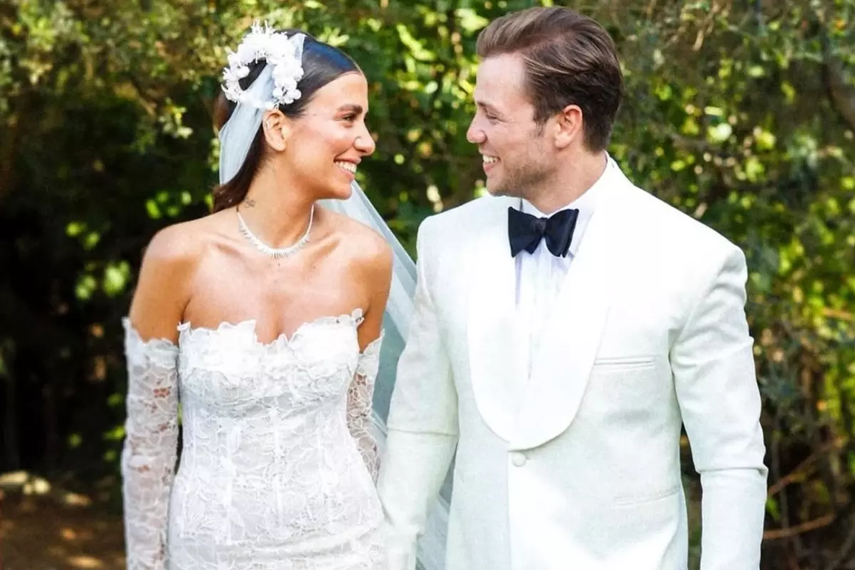 Tolga Sarıtaş ve eşi, doğuma günler kala Çeşme’de tatil yapıyor.