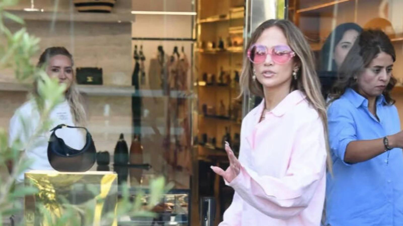 Jennifer Lopez, İstanbul konseri öncesi İstinye'de alışveriş turu yaptı. Keyifli anlar yaşandı.