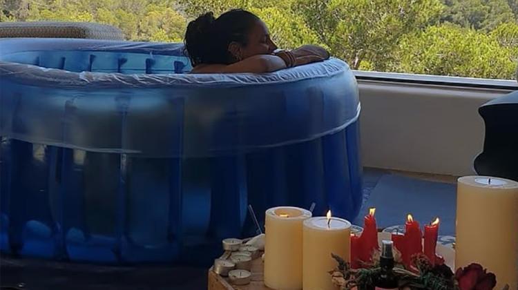 Ünlü sunucu yazlık evinde manzaraya karşı doğum yaptı. Karım gerçek bir süper kahraman!