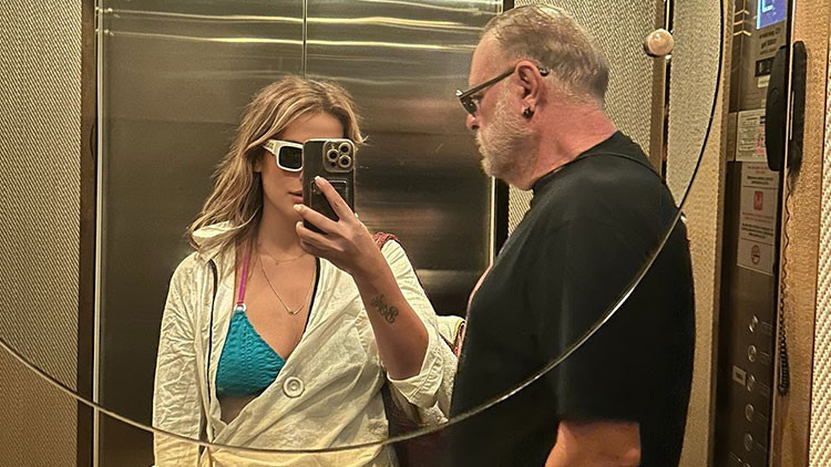 Burak Sergen, 26 yaş küçük eşi Gizem Şağban ile asansörde çektiği selfieyle sosyal medyada dikkat çekti. Yaş farkı mutluluklarına engel olmadı.