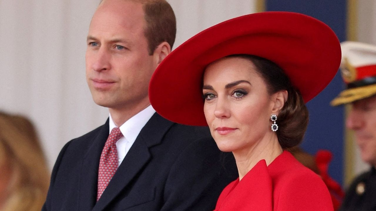 Prens William, eşi Kate’in kanserle mücadelesinin hayatının en zor yılı olduğunu açıkladı. Kate, ocak ayında ameliyat sonrası kanser teşhisi aldı ve kemoterapi gördü. William, ailesiyle vakit geçirerek destek oldu.