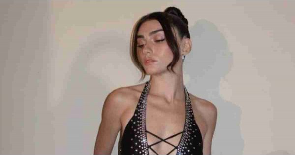 Gören Dua Lipa sandı! Hazar Ergüçlü’nün göbeğine kadar inen derin göğüs dekoltesi olay oldu! Gören Dua Lipa sandı! Hazar Ergüçlü’nün göbeğine kadar inen derin göğüs dekoltesi olay oldu!
