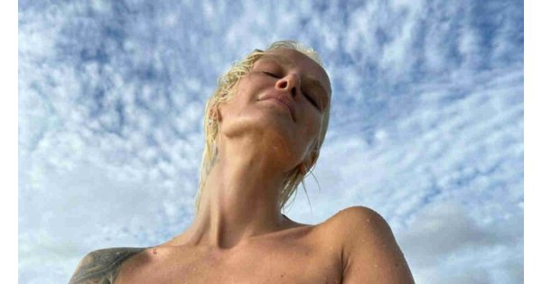 Caddenin ortasında bikinisinin iplerini çözdü! Didem Soydan bikini altını düzeltti 