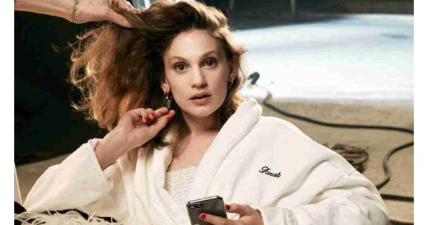 Farah Zeynep Abdullah’tan Shakira dansı! Kıvraklığını konuşturan Farah Zeynep Abdullah’ın iddialı kıyafeti olay oldu! 