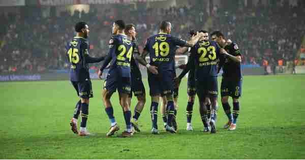 Gaziantep FK-Fenerbahçe maçı sonrası sert eleştiri! 'Ne yaptığını bilmiyor' Gaziantep FK-Fenerbahçe maçı sonrası sert eleştiri! 'Ne yaptığını bilmiyor'