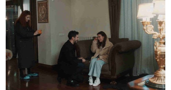 Ünlü oyuncu evleniyor! ‘Ben Bu Cihana Sığmazam’ın setinde sürpriz evlilik teklifi Ünlü oyuncu evleniyor! ‘Ben Bu Cihana Sığmazam’ın setinde sürpriz evlilik teklifi