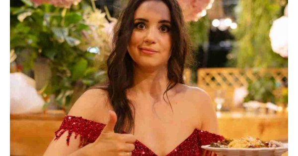 Karsu Dönmez kına gecesinde kısır dağıttı Karsu Dönmez kına gecesinde kısır dağıttı