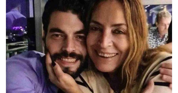 Annesini kaybeden Akın Akınözü’nden yürek burkan açıklama! 60 yaşında kansere yenik düşmüştü! Bundan sonra hayat hep buruk Annesini kaybeden Akın Akınözü’nden yürek burkan açıklama! 60 yaşında kansere yenik düşmüştü! Bundan sonra hayat hep buruk